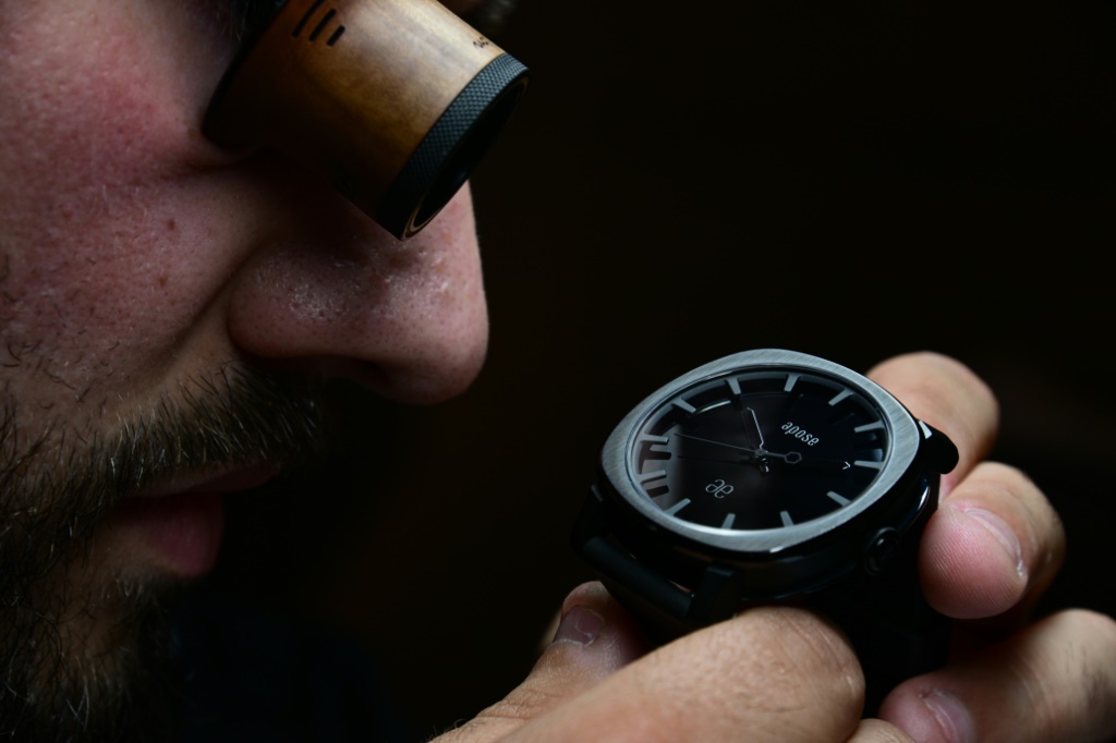 صورة التقطت في 8 حزيران/يونيو 2022 لخبير ييعاين ساعة يد في مولوز بشرق فرنسا (  اف ب)