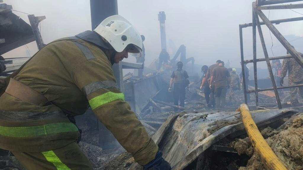 عمال الانقاذ في مركز للتسوق في كريمينتشوك في شرق اوكرانيا استهدفه قصف صاروخي روسي في 27 حزيرا/يونيو 2022 (ا ف ب)