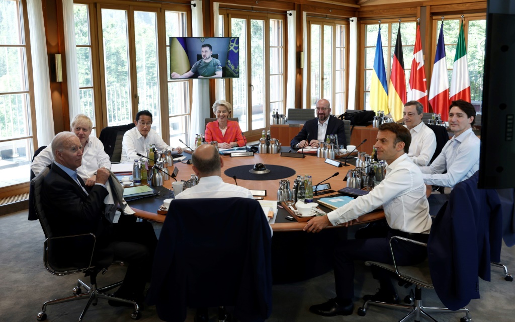 الرئيس الاوكراني فولوديمير زيلينسكي متحدثاً عبر الفيديو إلى قادة مجموعة السبع خلال قمتهم في قصر ألماو في حنوب المانيا في 27 حزيران/يونيو 2022 (ا ف ب)