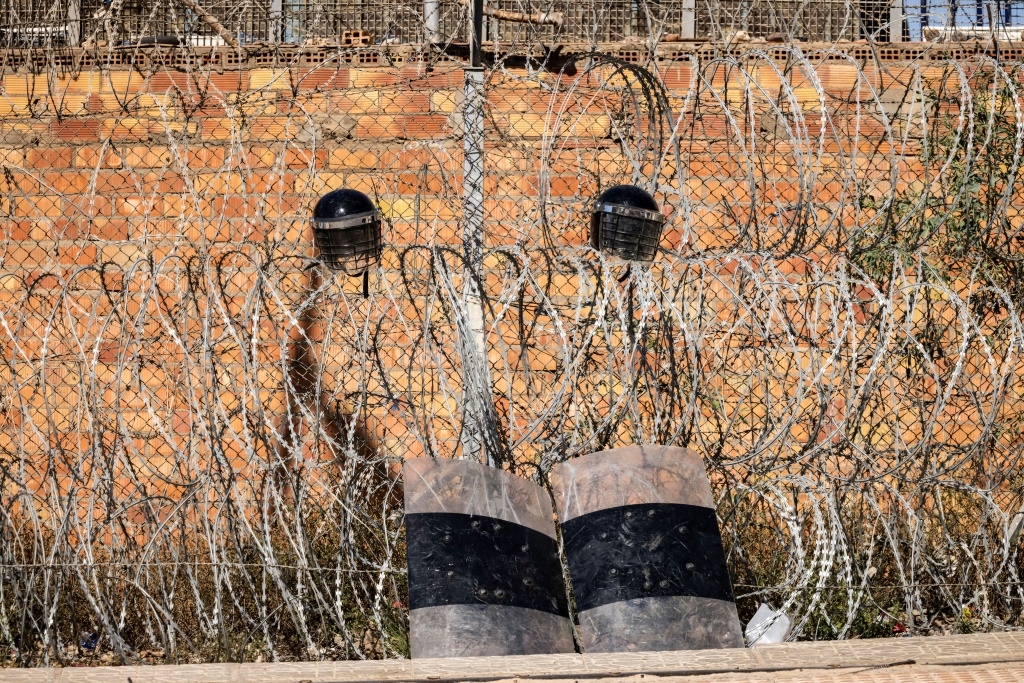  معدات أمنية على السياج الحدودي بين مدينة الناظور المغربية وجيب مليلية الإسباني بتاريخ 26 حزيران/يونيو 2022 (أ ف ب)