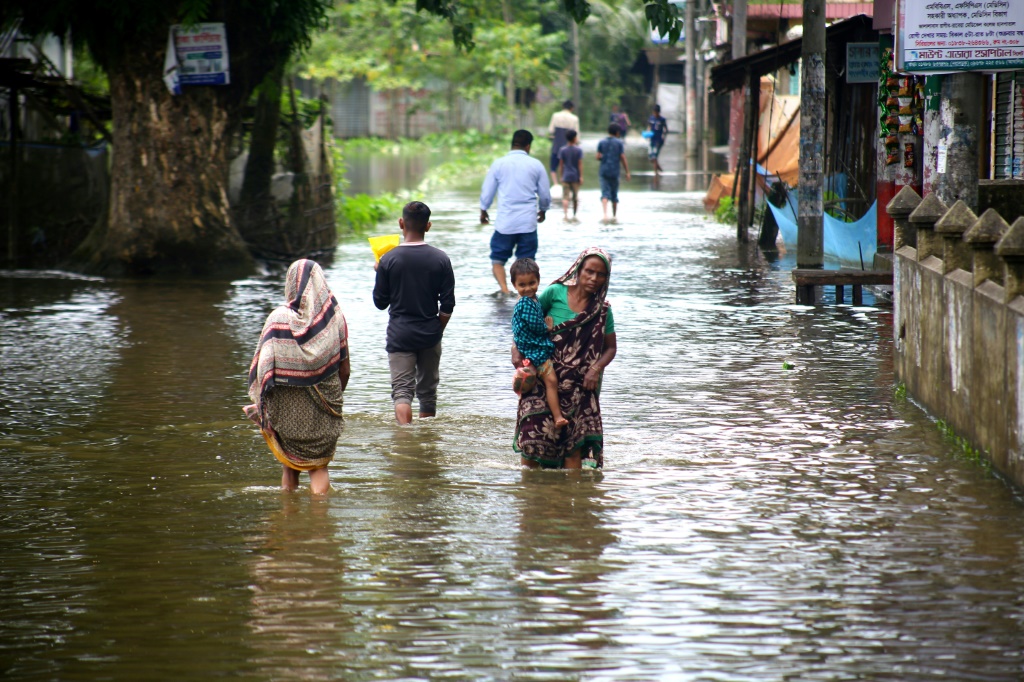    دمرت الفيضانات منطقة سيلهيت في بنغلاديش (أ ف ب)