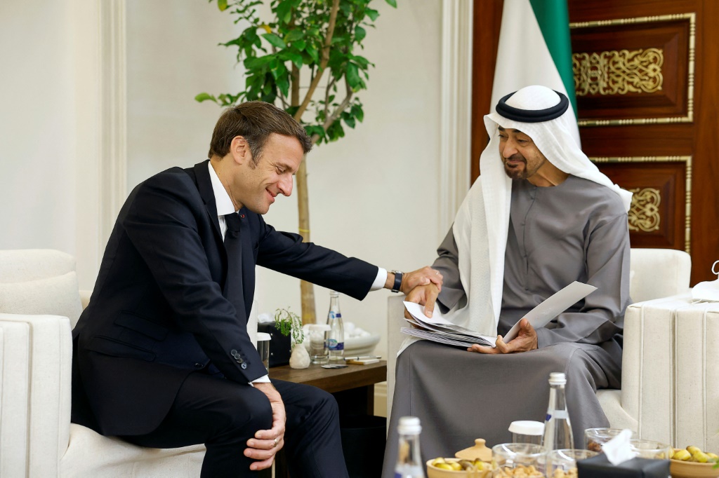 الرئيس الفرنسي إيمانويل ماكرون (يسار) يلتقي رئيس الإمارات الجديد الشيخ محمد بن زايد آل نهيان في قصر المشرّف في أبوظبي في 15 أيار/مايو 2022 (ا ف ب)