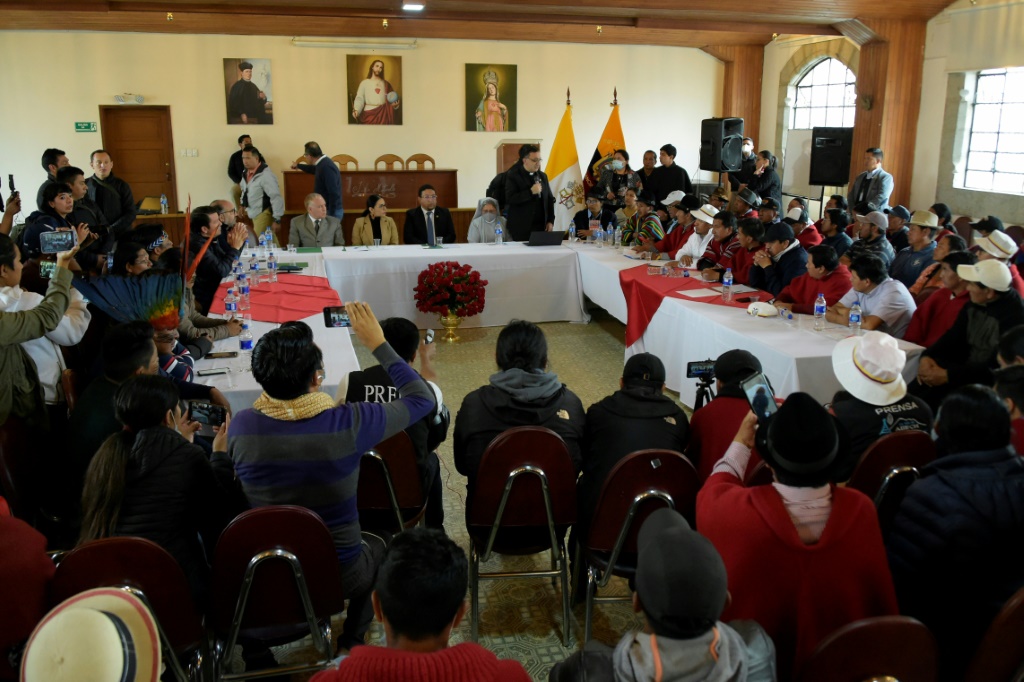 ممثلون عن حراك السكان الأصليين وأعضاء من الحكومة الإكوادورية أثناء جلسة حوار في العاصمة كيتو بتاريخ 27 حزيران/يونيو 2022 (ا ف ب)