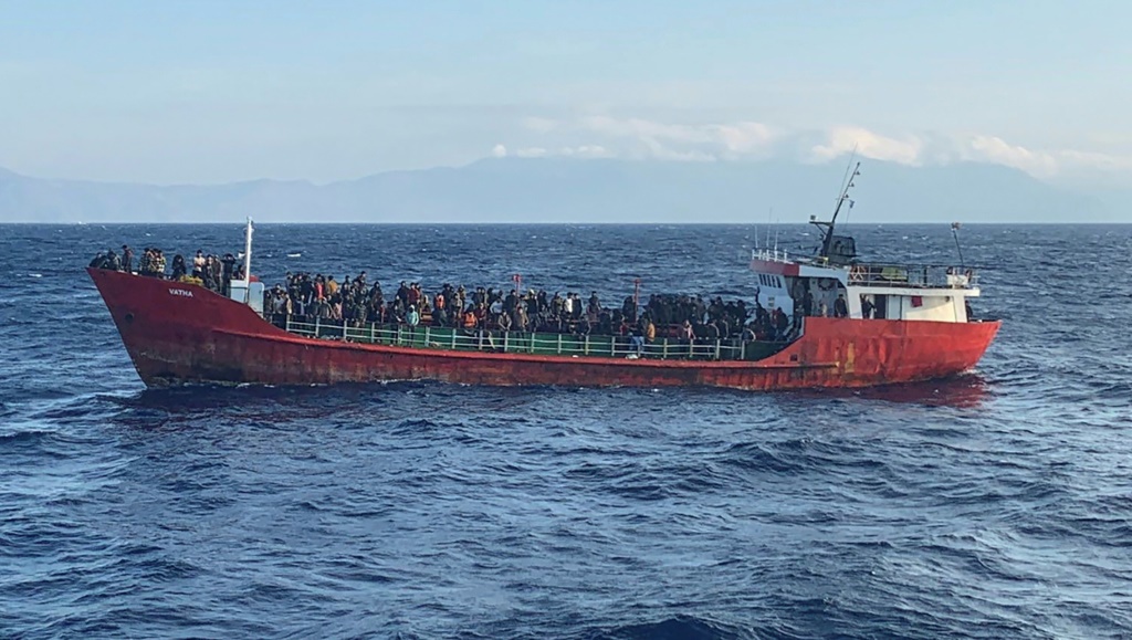  أعلنت منظمة أطباء بلا حدود، اليوم الثلاثاء، أن فريقا تابعا لها على متن سفينة جيو بيرنتس ​أنقذ 71 مهاجرا من زورق مطاطي في وسط البحر المتوسط (ا ف ب)
