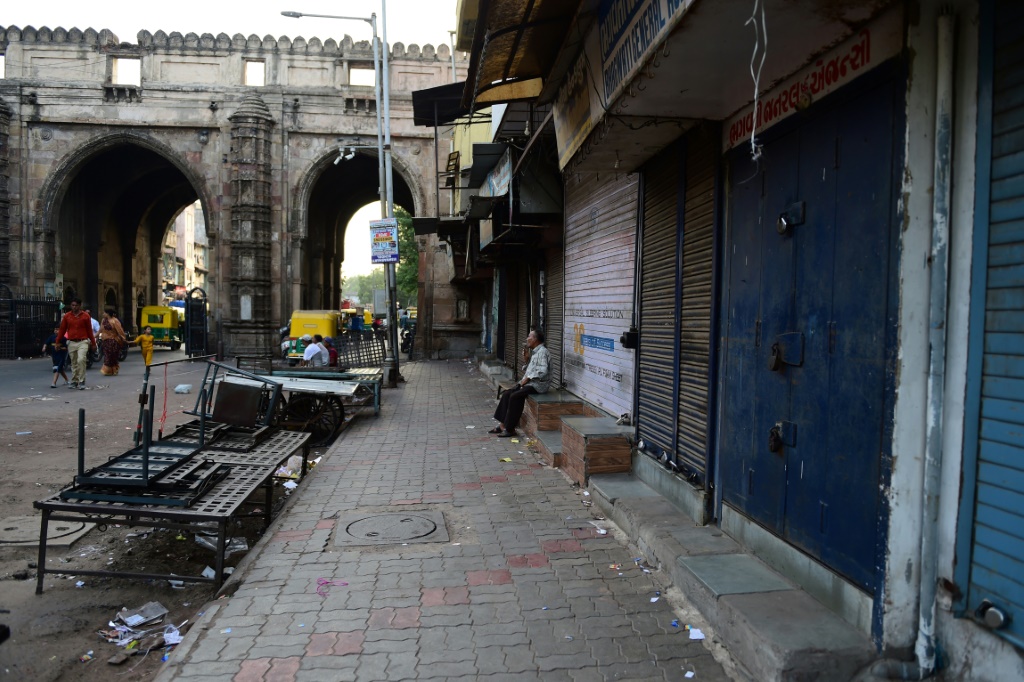 متاجر مغلقة احتجاجا على تصريحات مسؤولة في الحزب الحاكم في الهند عن النبي محمد، في مدينة أحمد آباد في 10 حزيران/يونيو 2022 (ا ف ب)
