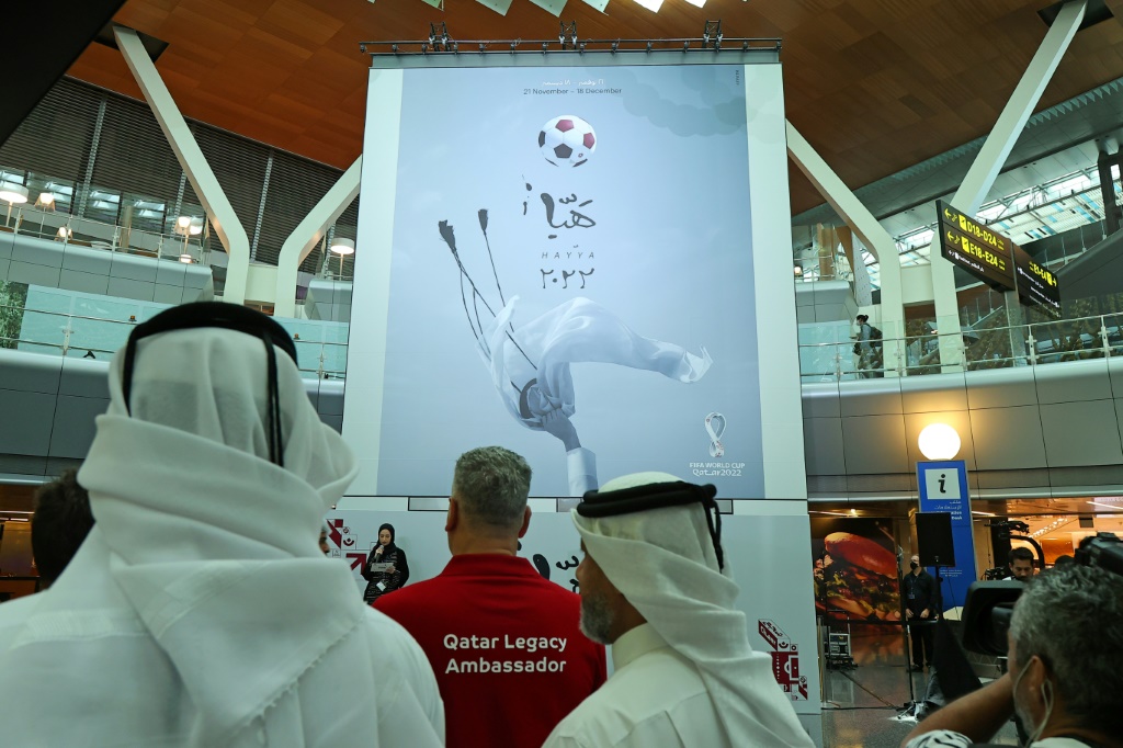 صوّر الملصق الرسمي لمونديال 2022 مكوّنين من غطاء الرأس التقليدي للرجال في قطر والمنطقة وهما الغترة والعقال (ا ف ب)