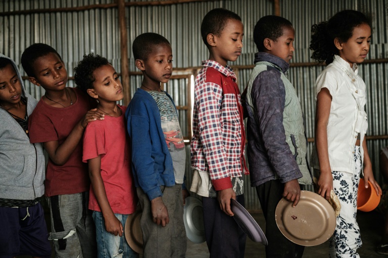 أطفال فروا من النزاع في إقليم تيغراي، ينتظرون مساعدات غذائية في ميكيلي، في 23 حزيران/يونيو 2021 ( ا ف ب)