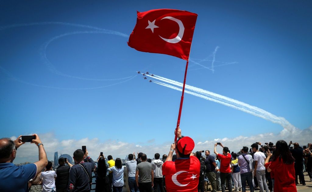 العلم التركي يرفرف وسط مظاهرات (ا ف ب)