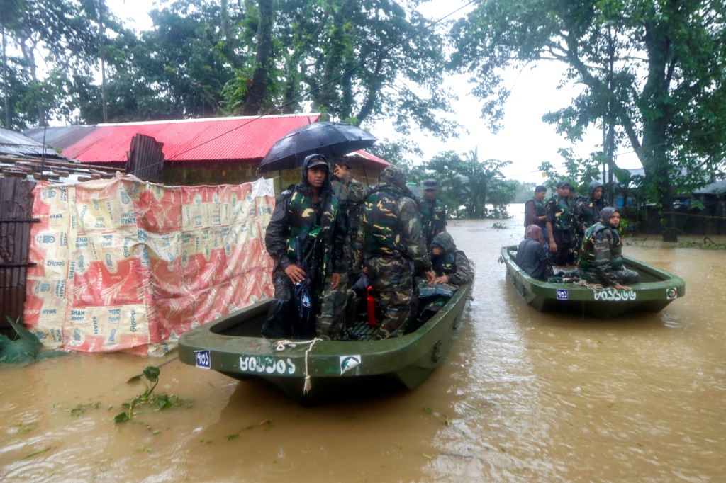 جيش بنغلادش يجلي سكانا بعد فيضانات في سيلهيت على أثر أمطار موسمية في 18 حزيران/يونيو 2022 (ا ف ب)