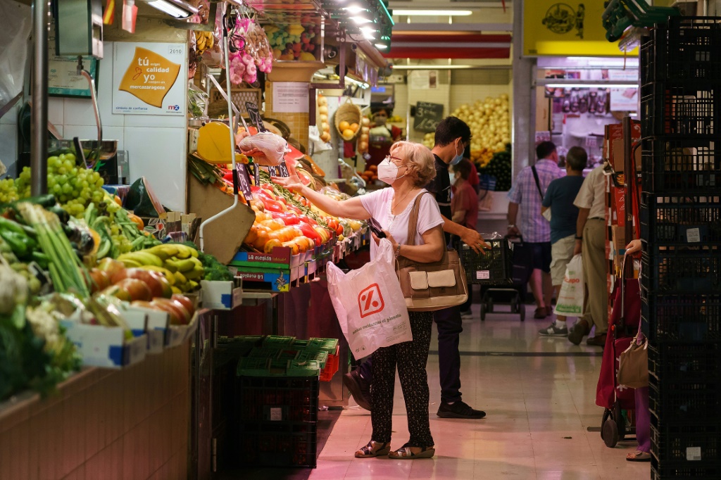 امرأة تشتري خضارًا وفاكهة في متجر في زاراغوزا في شمال إسبانيا في 10 آب/أغسطس 2020 (أ ف ب)