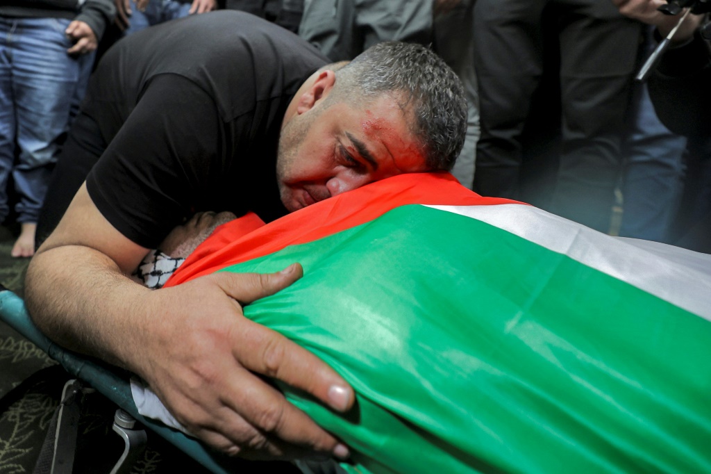 كان مصدر طبي فلسطيني قال إن الشاب لقي حتفه متأثرا بإصابته برصاص قوات إسرائيلية في مواجهات وقعت فجر اليوم (ا ف ب)