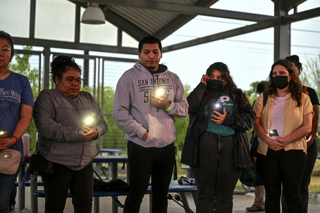 أشخاص يشاركون في وقفة احتجاجية لـ 51 مهاجراً ماتوا في شاحنة مقطورة بجرار في تكساس (أ ف ب)