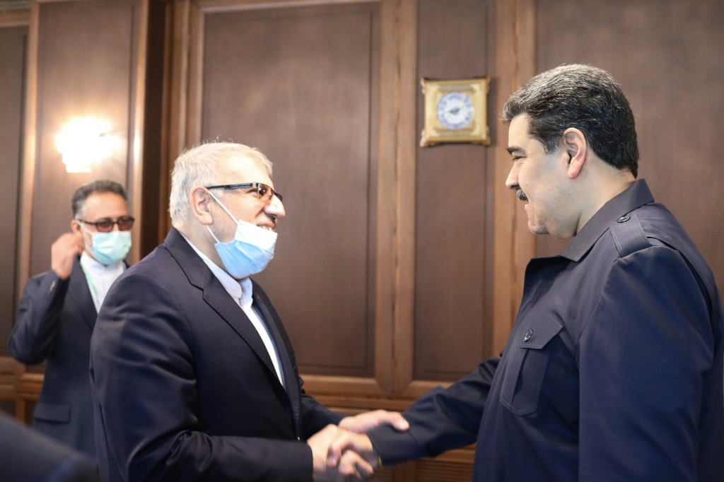 صورة نشرتها الرئاسة الفنزويلية تظهر الرئيس نيكولاس مادورو مع وزير النفط الإيراني جواد أوجي في طهران بتاريخ 13 حزيران/يونيو 2022 (ا ف ب)