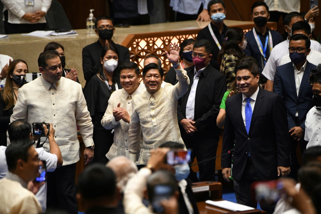 الرئيس الفيليبيني المنتخب فرديناند ماركوس الابن (وسط) يحيي أنصاره في مجلس النواب في إحدى ضواحي مانيلا في 25 أيار/مايو 2022 (اف ب)