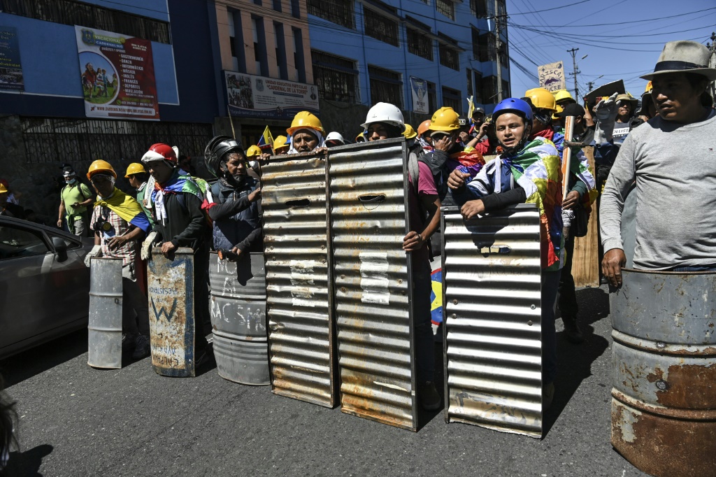  متظاهرون من السكان الأصليين يتسلحون بدروع بدائية في كيتو في 28 حزيران/يونيو 2022 (ا ف ب)
