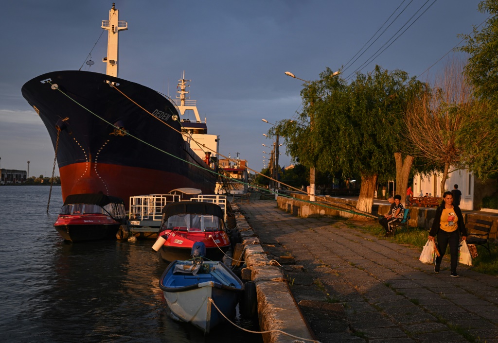  سفينة راسية في قناة سولينا في جنوب شرق رومانيا على نهر الدانوب الذي يصب في البحر الأسود في 7 حزيران/يونيو 2022 (ا ف ب)