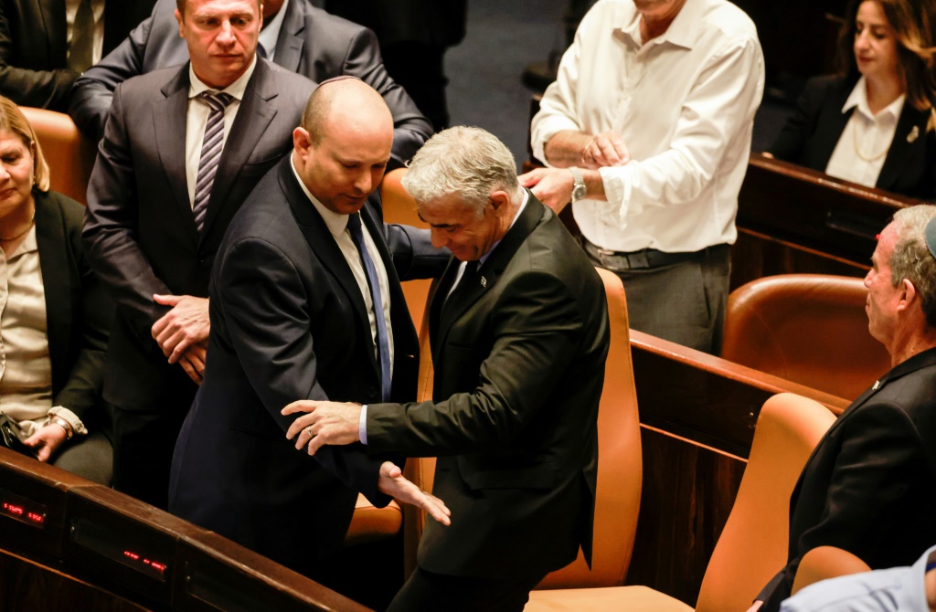 رئيس الوزراء الاسرائيلي نفتالي بينيت (يسار) ووزير الخارجية يائير لبيد في الكنيست بعد حل البرلمان في 30 حزيران/يونيو 2022 (اف ب)