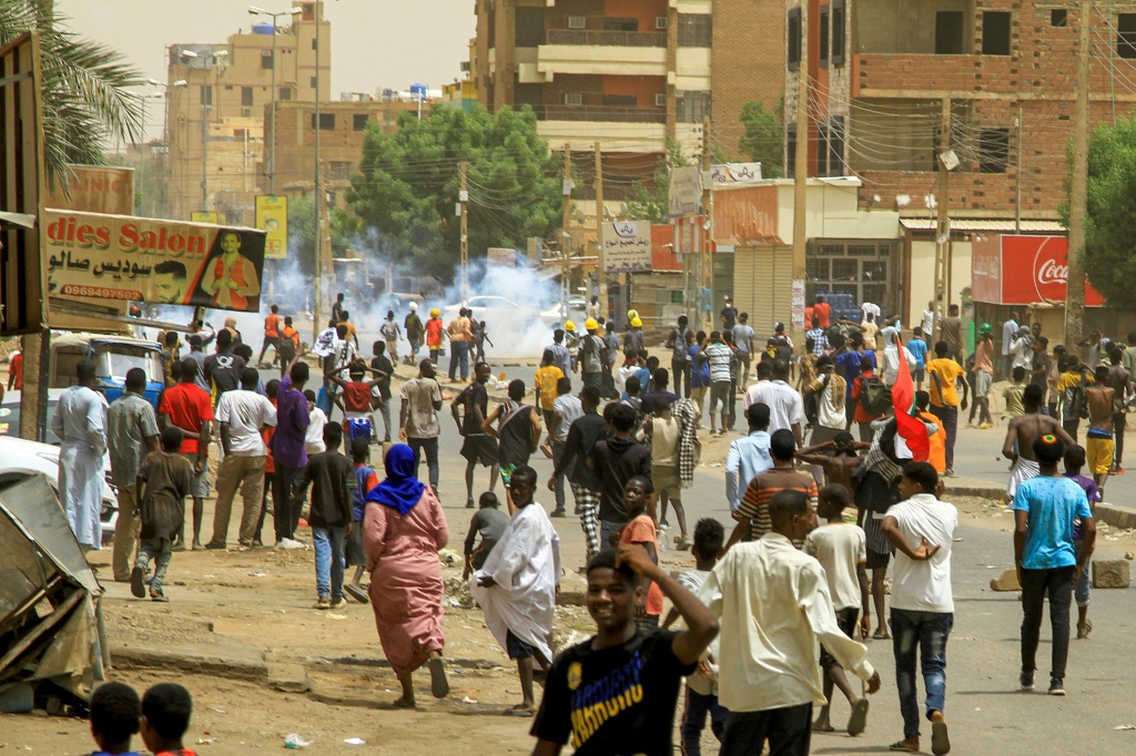 قوات الأمن السودانية تطلق الغاز المسيل للدموع خلال تظاهرة في العاصمة الخرطوم في 16 حزيران/يونيو 2022 (اف ب)