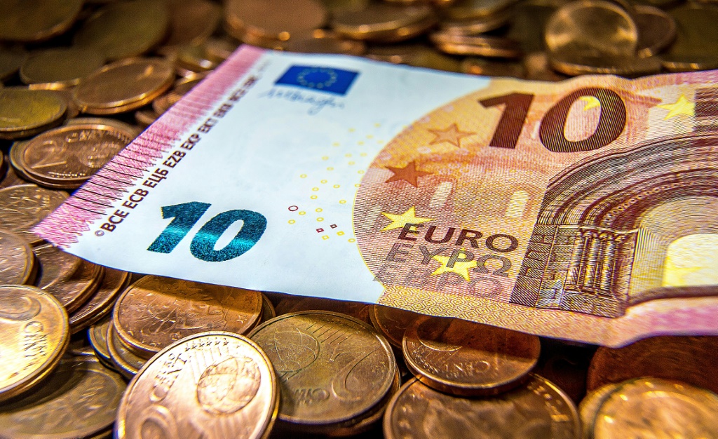 تلقي المؤشرات على ان اقتصاد منطقة اليورو يتباطأ وقد ينزلق إلى الركود بظلالها على منطقة اليورو (أ ف ب)
