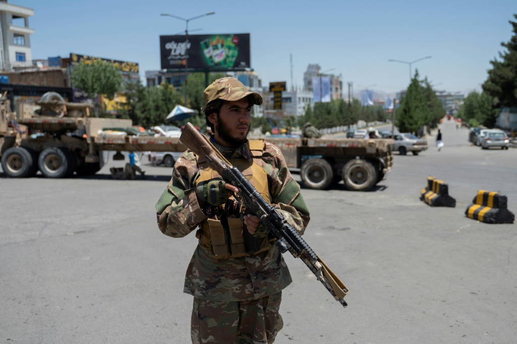 مقاتل من طالبان يغلق طريقا في كابول في 29 حزيران/يونيو 2022 قبل بدء المجلس الموسع الذي تنظمه طالبان(أ ف ب)   