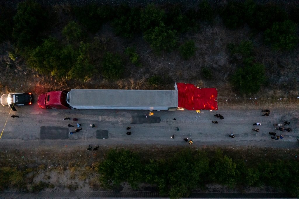 صورة جوية للشاحنة التي عثر في مقطورتها على ما لا يقل عن 46 جثة في سان أنتونيو بولاية تكساس في 27 حزيران/يونيو 2022 (ا ف ب)