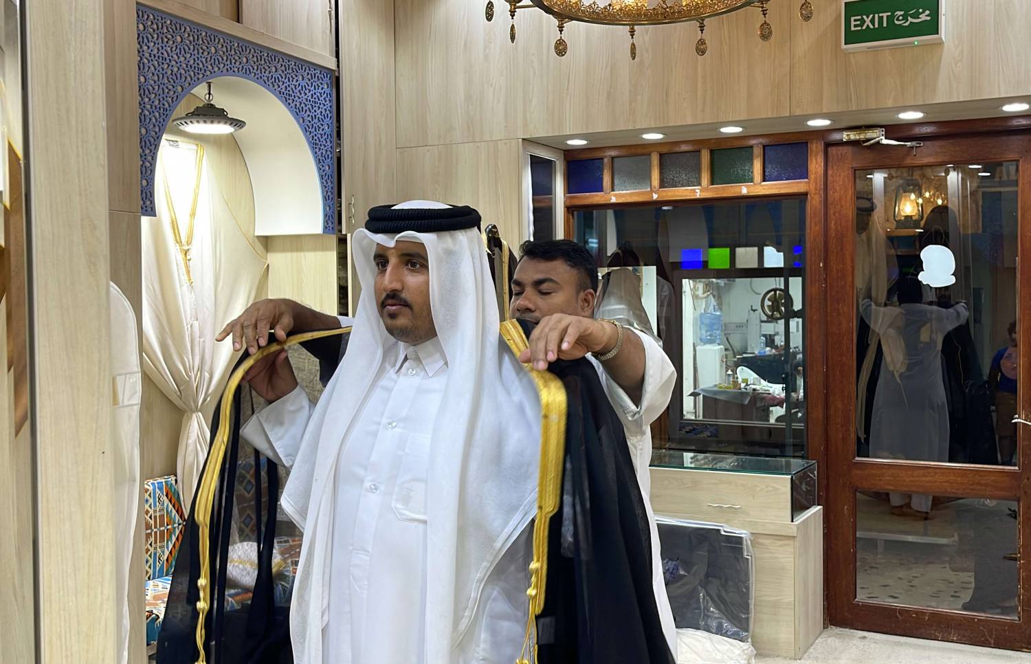 البشت عبارة عن عباءة يرتديها الرجال العرب منذ القِدم، مازال يستخدم في دول الخليج (تواصل اجتماعي)