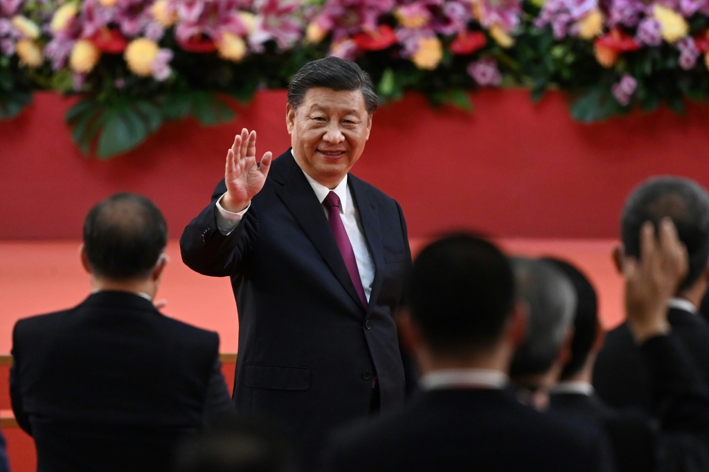 الرئيس الصيني شي جينبينغ إثر إلقائه خطاباً في هونغ كونغ في حفل أداء الحاكم الجديد للمدينة جون لي اليمين الدستورية في 1 تموز/يوليو 2022 (ا ف ب).