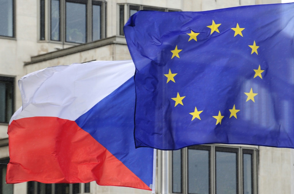 علما تشيكيا والاتحاد الأوروبي أمام مقر المفوضية الأوروبية في بروكسل عام 2009 (ا ف ب)