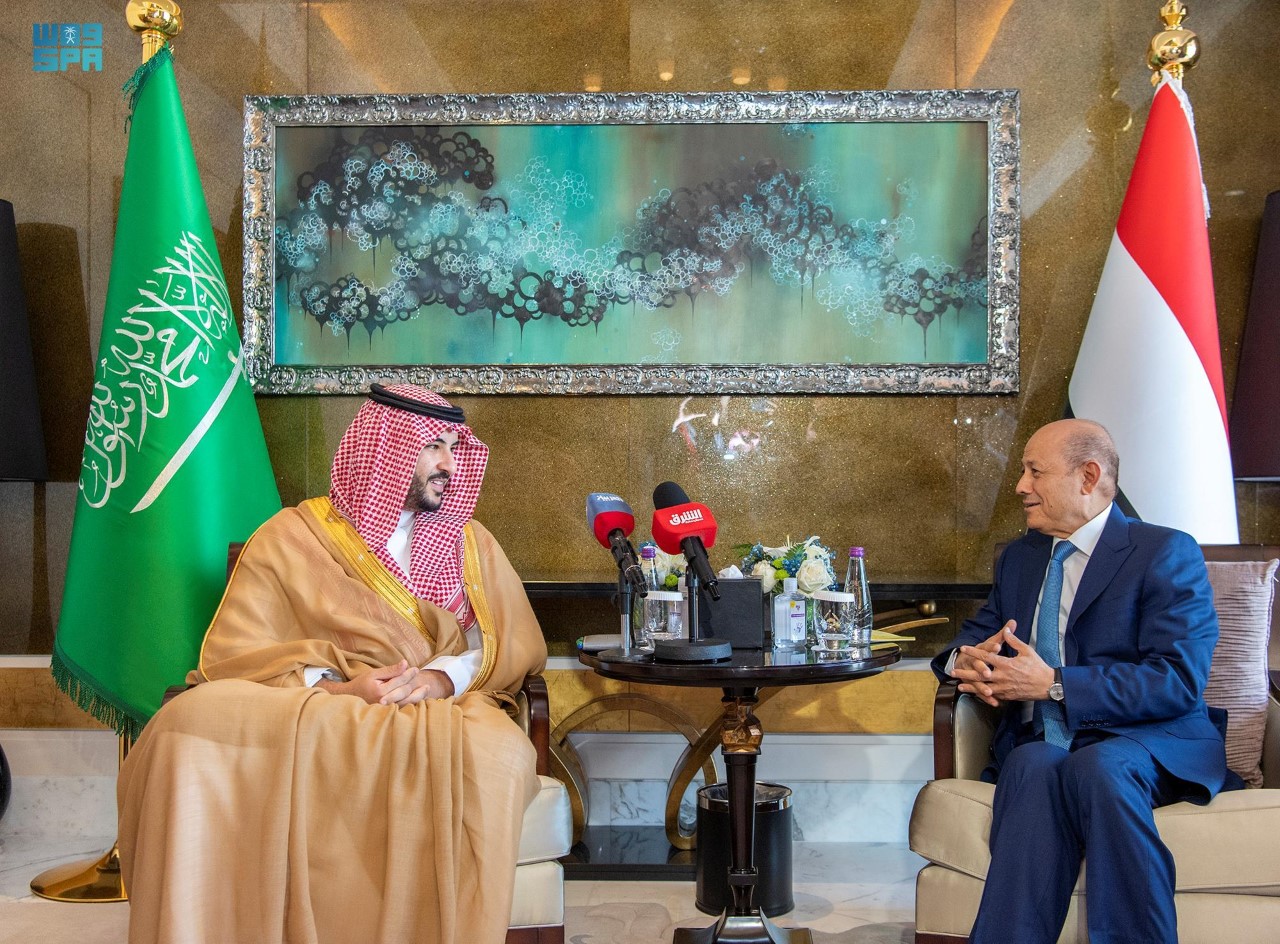 رئيس المجلس الرئاسي في اجتماع مع الأطراف السعودية (واس)