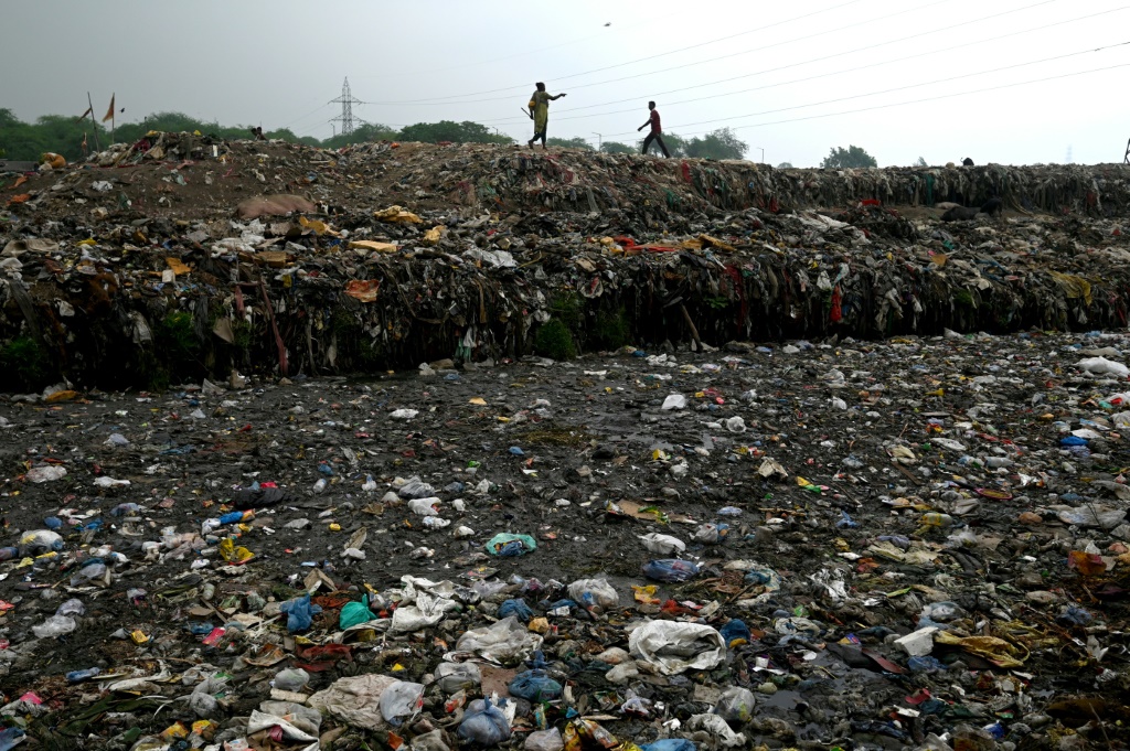   العديد من الممرات المائية في الهند ملوثة بشدة بالنفايات البلاستيكية (أ ف ب)
