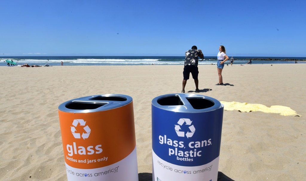 حاويتان لفرز النفايات على شاطئ فنيس بيتش في لوس أنجليس بولاية كاليفورنيا الأميركية في الثامن من حزيران/يونيو 2021 (ا ف ب)