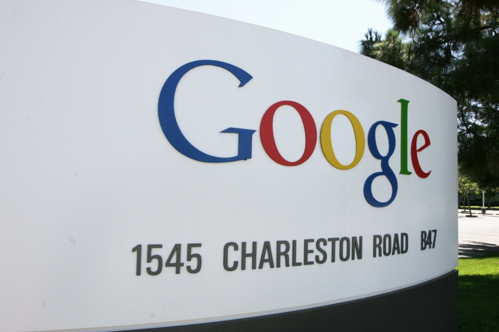 شعار شركة الإنترنت الأميركية العملاقة "غوغل" في تشارلستون رود (ا ف ب)