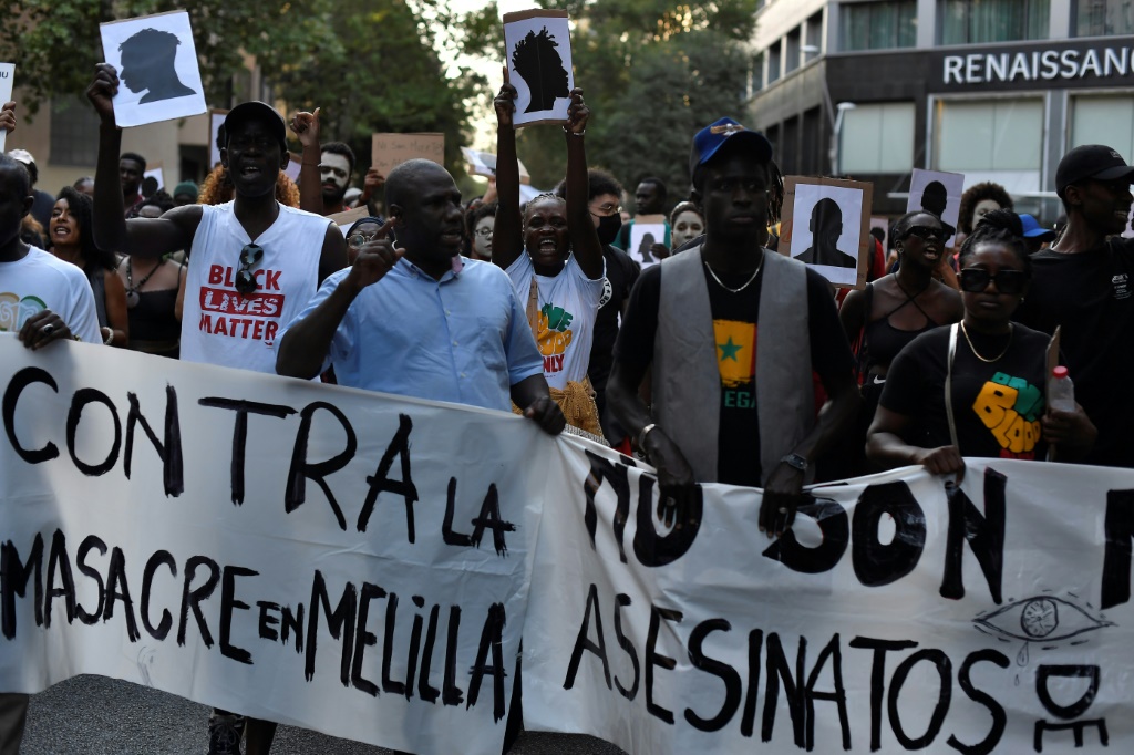 تظاهرة في برشلونة في الأول من تموز/يوليو بعد مأساة مليلية التي راح ضحيتها مهاجرون أفارقة. (ا ف ب)
