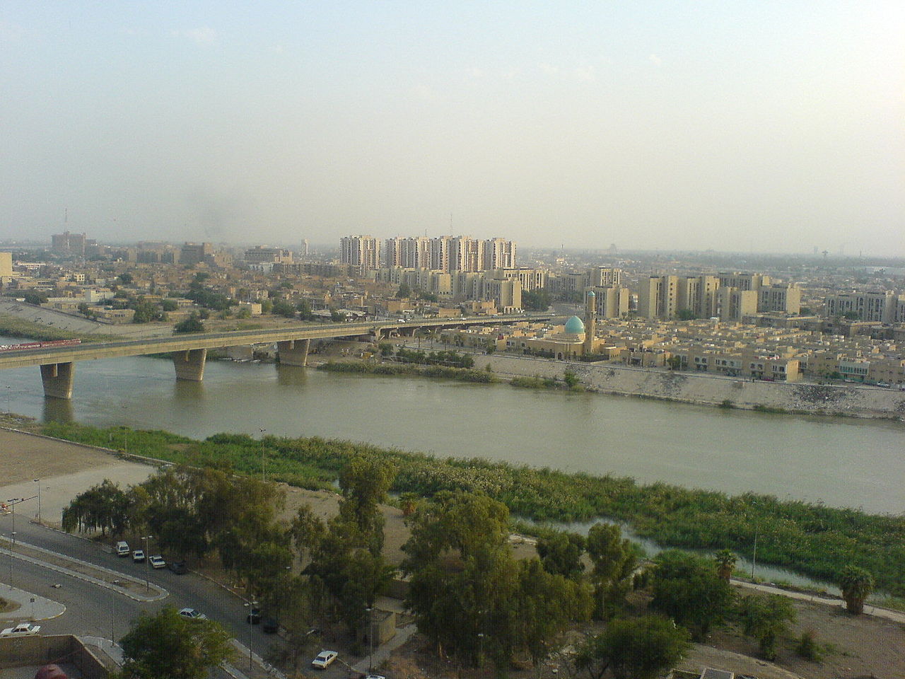 وسط مدينه بغداد من نهر دجلة (ويكيبيديا)