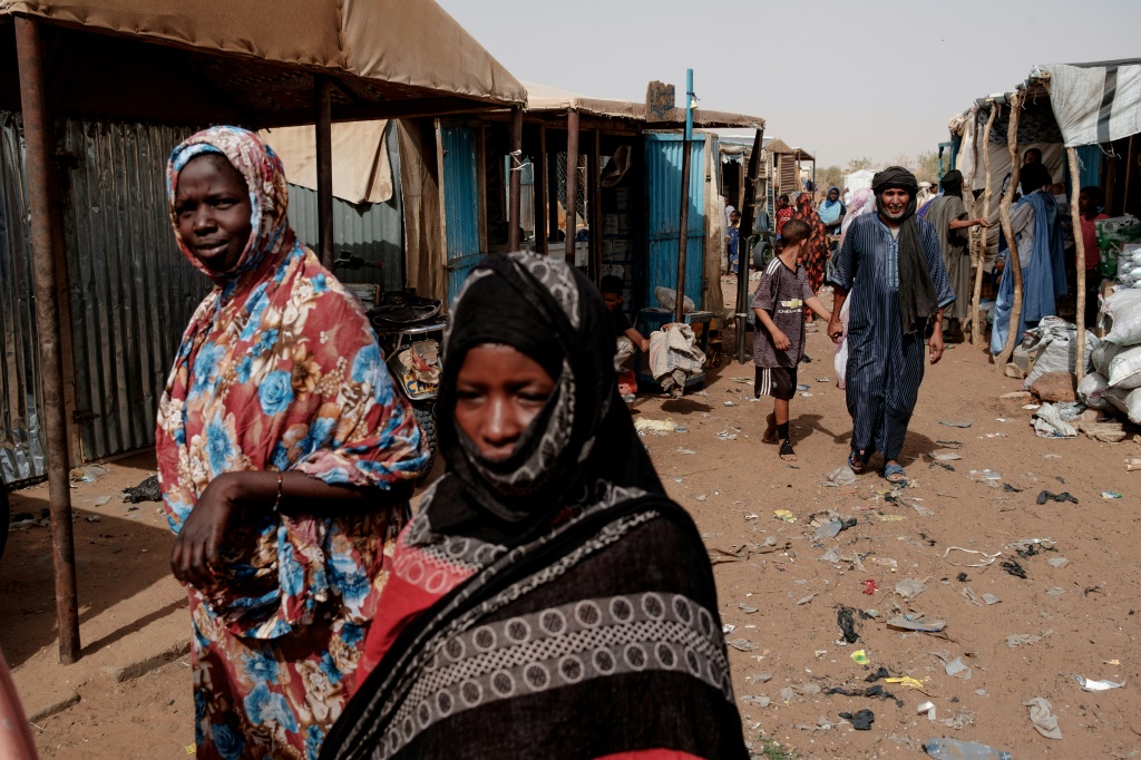 مخيم مبيرا للاجئين في باسيكونو بموريتانيا الذي يؤوي آلاف الماليين الفارين من أعمال العنف الجهادية في وسط البلاد في 7 حزيران/يونيو 2022 (ا ف ب)