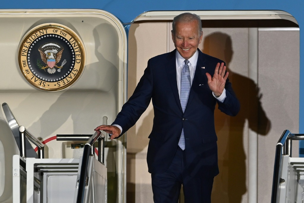 الرئيس الأميركي جو بايدن لدى وصوله إلى ميونيخ في 25 حزيران/يونيو 2022 (أ ف ب)
