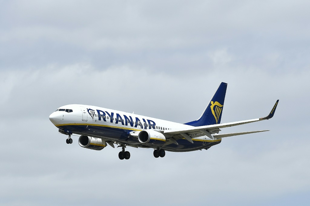    طائرة تابعة لراين اير في برشلونة بتاريخ 1 تموز/يوليو 2022 (أ ف ب)