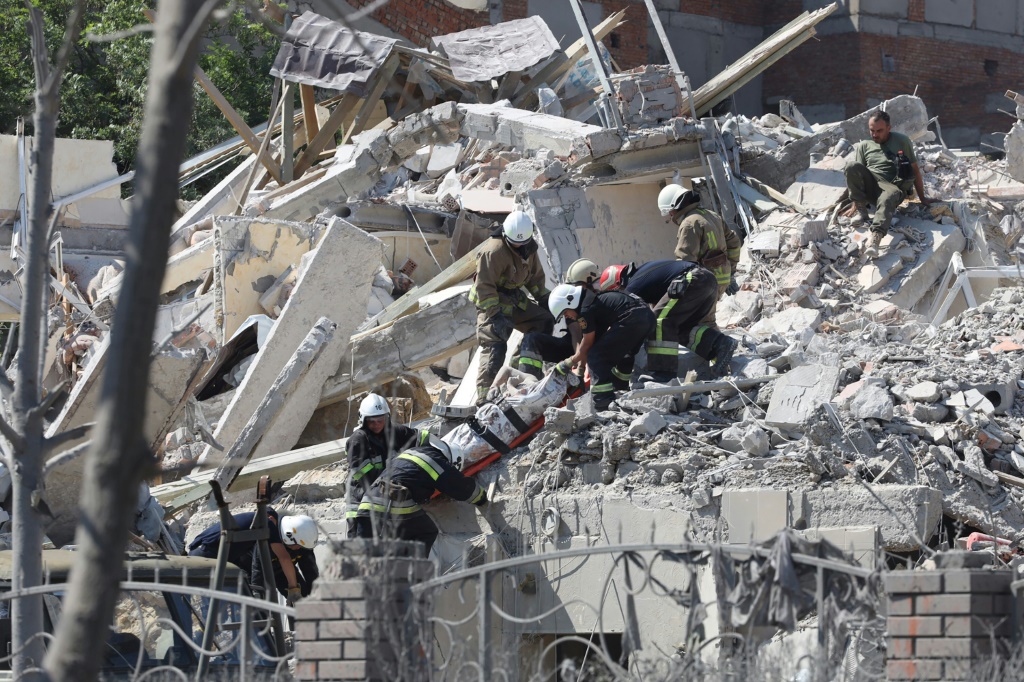    فرق الإنقاذ تنتشل جثة من مبنى قصف في سيرغييفكا بأوديسا في جنوب أوكرانيا في الأول من تموز/يوليو 2022 (أ ف ب)