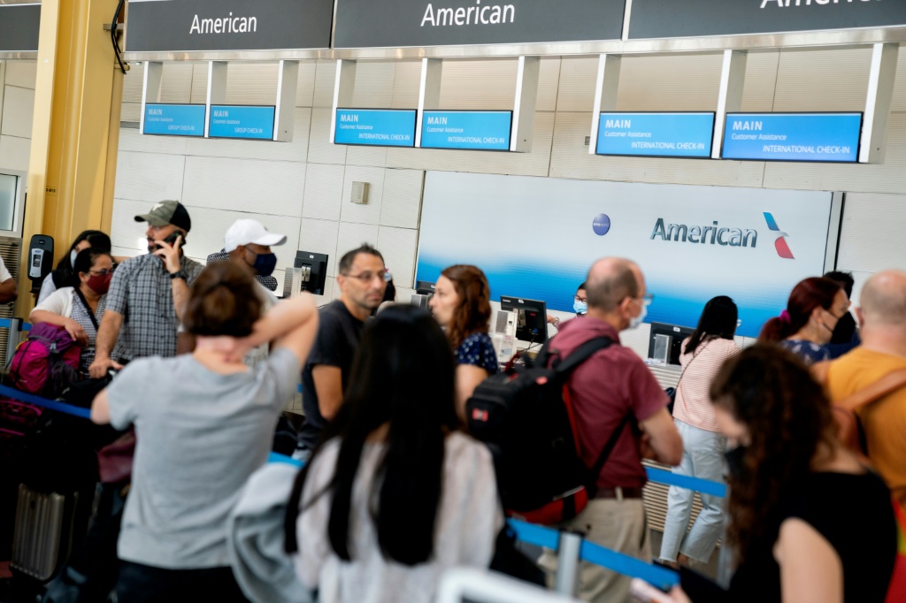 مسافرون في مطار رونالد ريغان في واشنطن في الثاني من تموز/يوليو 2022 (ا ف ب)