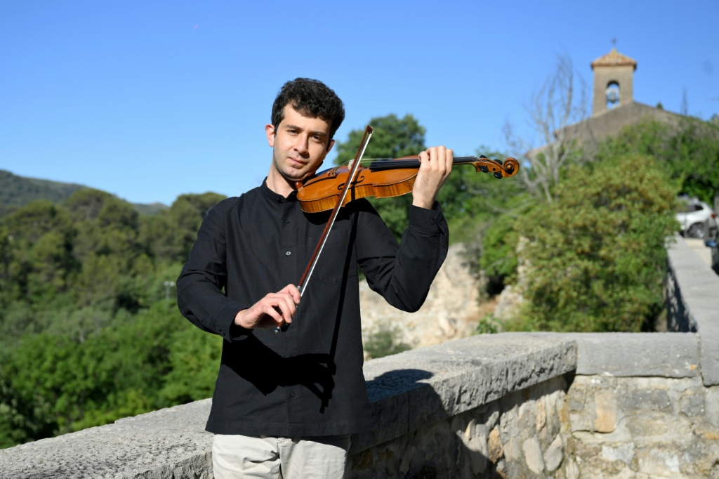 عازف الكمان السوري بلال النمر في فوفنارغ في جنوب فرنسا في 29 حزيران/يونيو 2022 (اف ب)