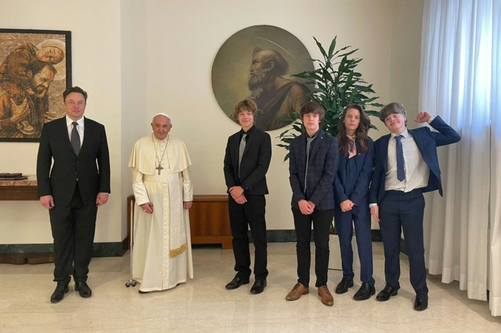 إيلون ماسك (الأول من اليسار) وأبناؤه الأربعة مع البابا فرنسيس في الصورة التي نشرها الملياردير الأميركي على حسابه عبر شبكة تويتر في 2 تموز/يوليو 2022 (اف ب)
