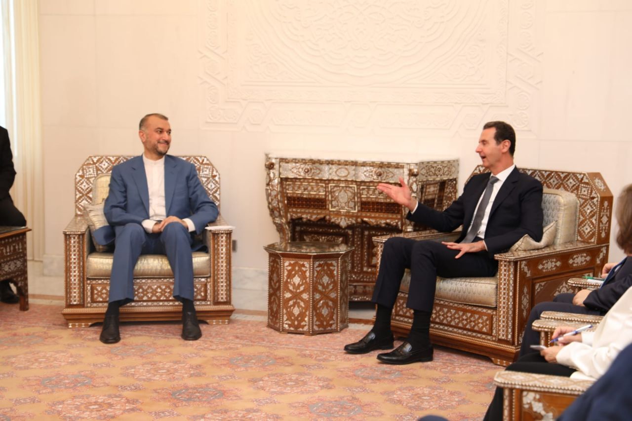 الرئيس السوري بشار الأسد مع وزير الخارجية الإيراني حسين أمير عبد اللهيان (ارنا)