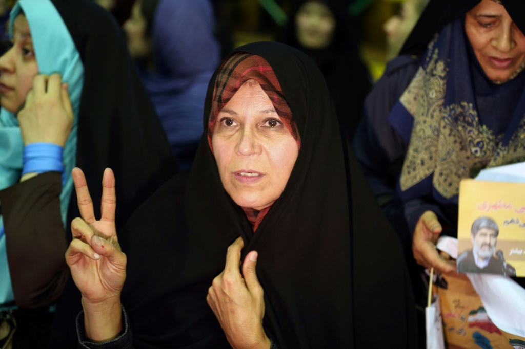 صورة من أرشيف 18 شباط/فبراير 2016 لفائزة رفسنجاني، كريمة الرئيس الإيراني الأسبق أكبر هاشمي رفسنجاني في طهران (أ ف ب)