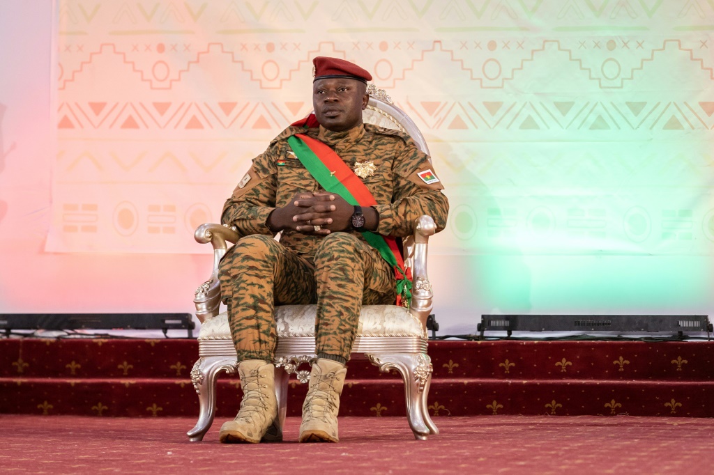 أشاد وسيط من المجموعة الاقتصادية لدول غرب أفريقيا (ECOWAS) بزعيم المجلس العسكري في بوركينا فاسو المقدم بول هنري سانداوغو داميبا على `` انفتاحه على الحوار ''. (أ ف ب)   