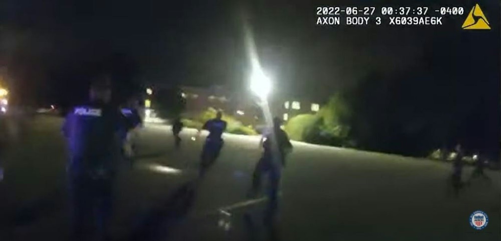 لقطة من مقطع فيديو نشرته الشرطة في 27 حزيران/يونيو 2022 خلال ملاحقة عناصرها للشابّ جايلاند ووكر في مدينة أكرون بولاية أوهايو (ا ف ب)