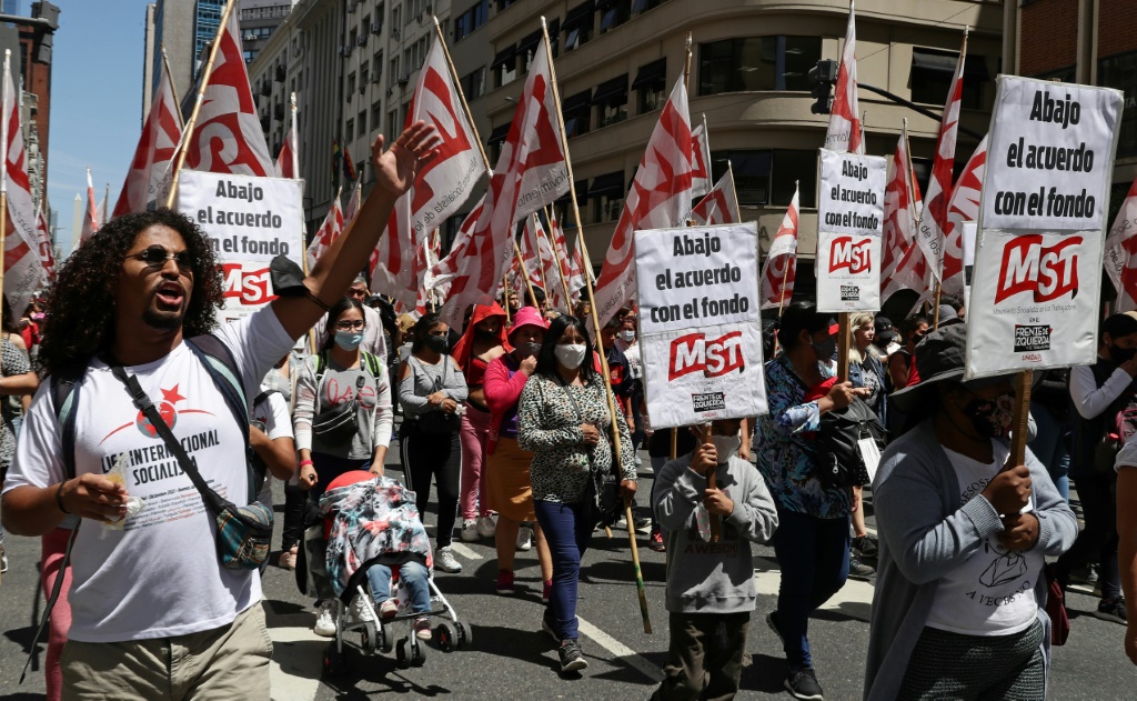 ارجنتينيون يتظاهرون ضد اتفاق الحكومة مع صندوق النقد (اف ب)