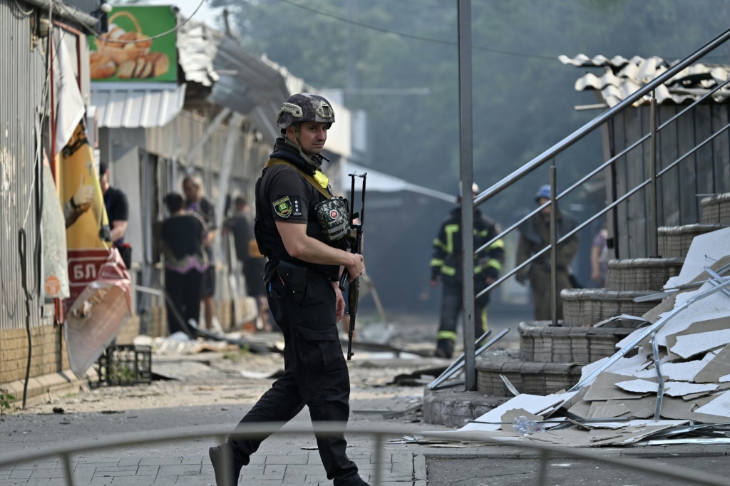 شرطي أوكراني يقوم بدورية راجلة في شوارع سلوفيانسك التي تعرضت لضربات صاروخية في الثالث من تموز/يوليو 2022 (ا ف ب)