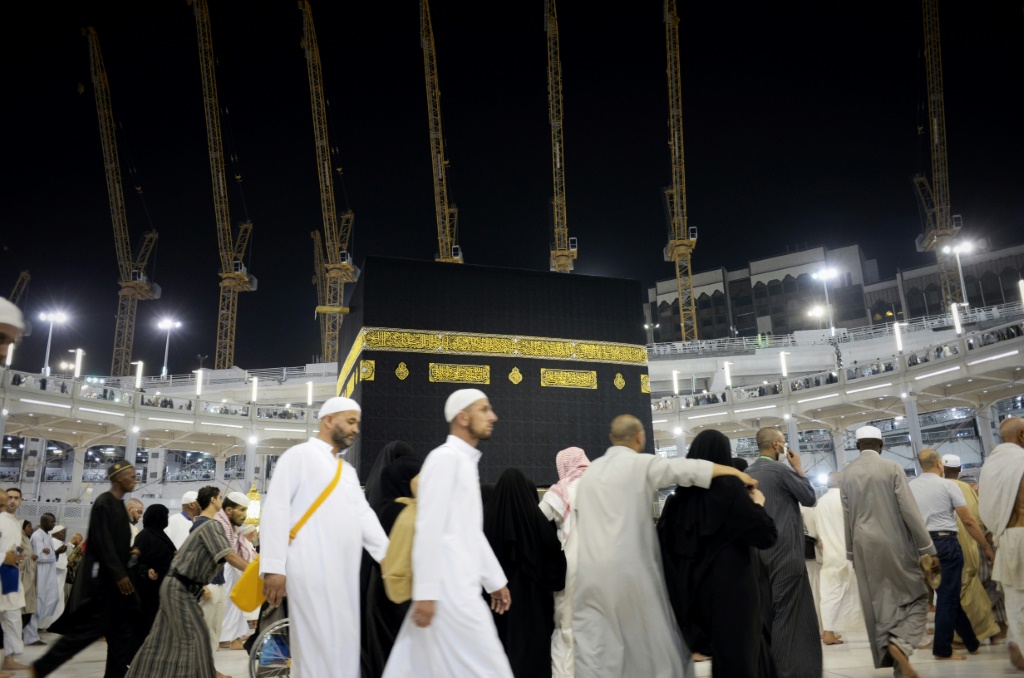 الكعبة عبارة عن هيكل مكعب أسود كبير في وسط المسجد الحرام في مكة المكرمة يتجه إليه المسلمون للصلاة أينما كانوا في العالم(ا ف ب).