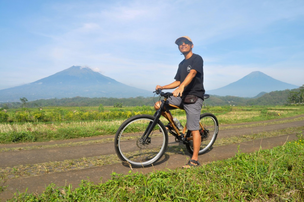 المصمم الاندونيسي سينغيه سوسيلو كارتونو في 18 حزيران/يونيو 2022 في جزيرة جاوة على دراجته المصنوعة من الخيزران (ا ف ب)