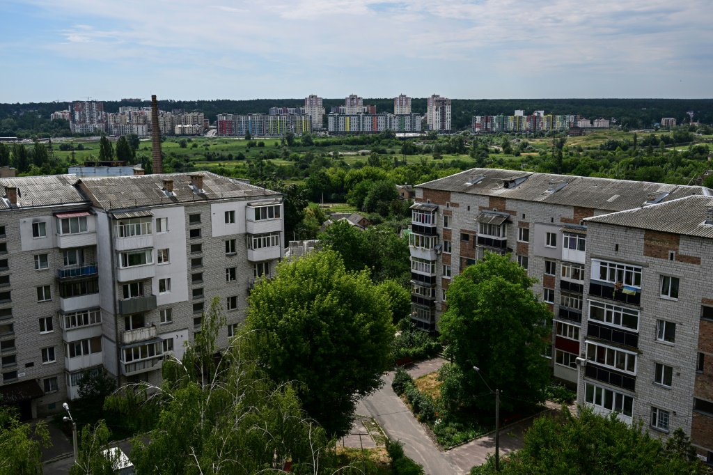 صورة التقطت من مدينة بوتشا الضاحية في شمال غرب كييف في 3 تموز/يوليو 2022 تظهر في الافق مدينة ايربين وسط الغزو الروسي لاوكرانيا (ا ف ب)